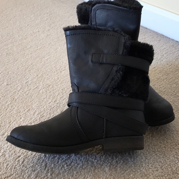 Black boots, faux fur lining. Carlos Santana size7 - Picture 7 of 7